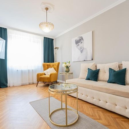 Haga Flat Lägenhet Oradea Exteriör bild