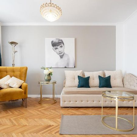Haga Flat Lägenhet Oradea Exteriör bild