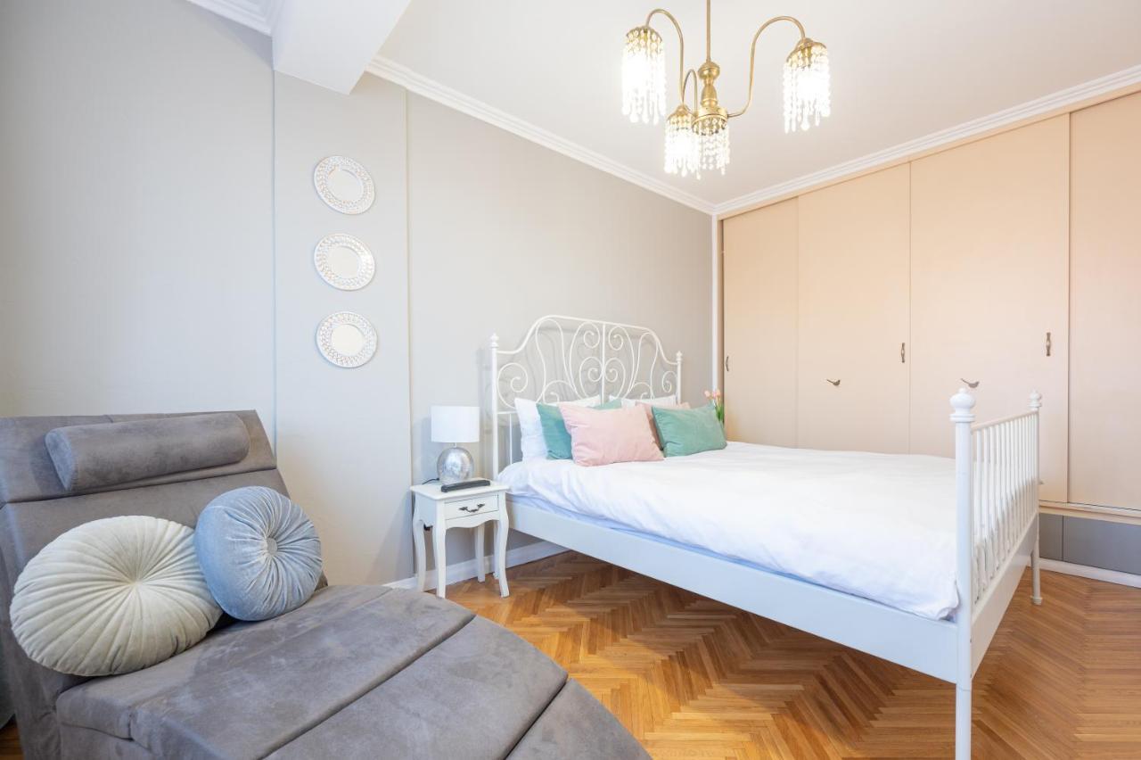 Haga Flat Lägenhet Oradea Exteriör bild