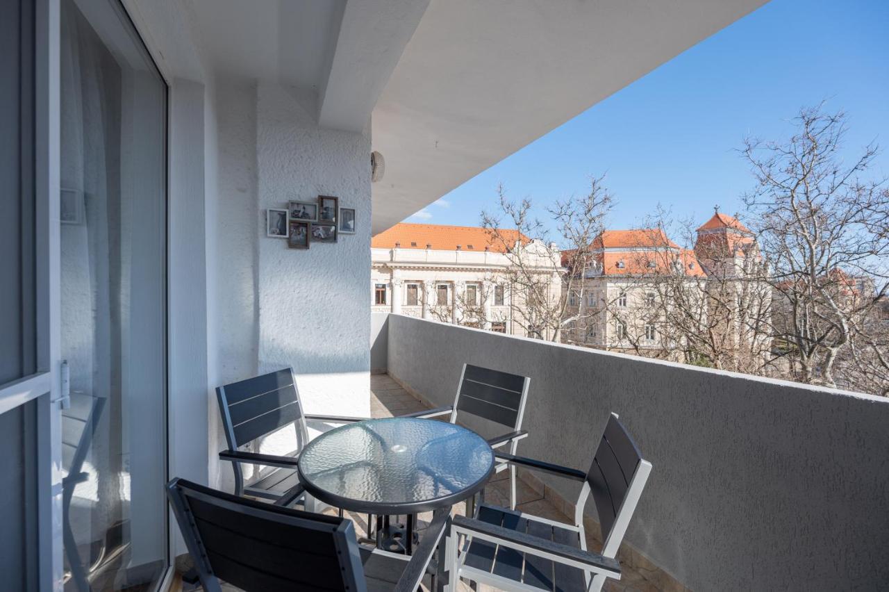 Haga Flat Lägenhet Oradea Exteriör bild