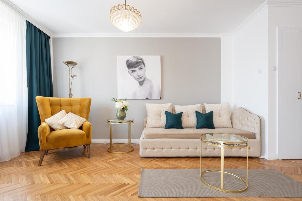 Haga Flat Lägenhet Oradea Exteriör bild